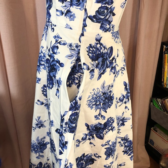 Kuvant - 1950’s Retro Style Scoop Neck Cocktail Dress in White & Blue Floral - Picture 6 of 16